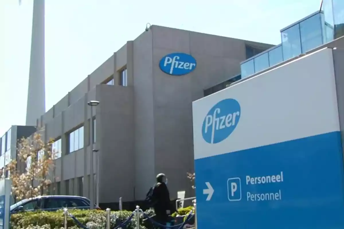 Edificio de oficinas con el logotipo de Pfizer y un cartel de dirección para el personal.