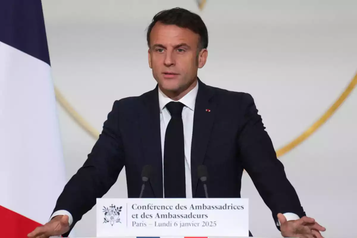 Un hombre de traje oscuro hablando en un podio durante una conferencia en París.