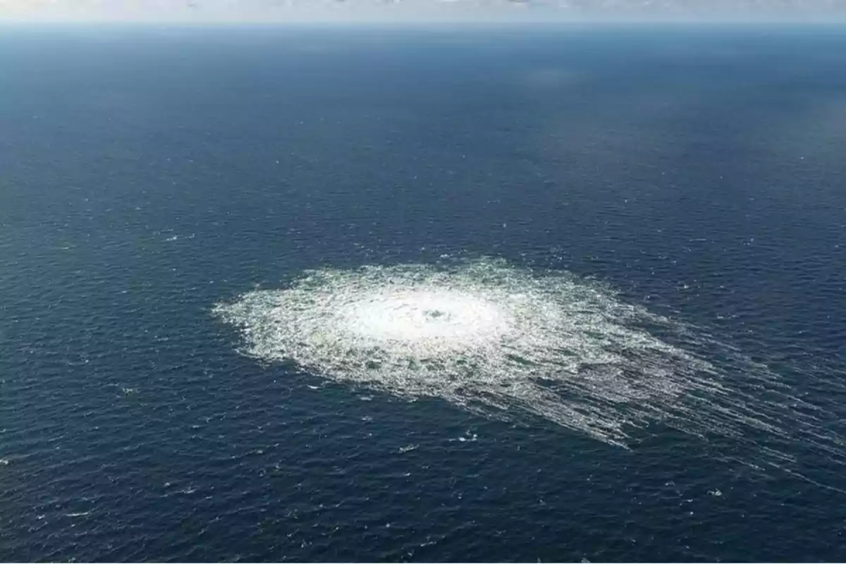 Vista aérea de una gran perturbación en la superficie del océano.