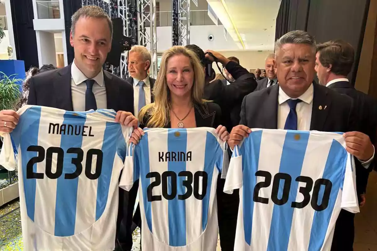 Tres personas sostienen camisetas de fútbol con el número 2030 y sus nombres escritos en la parte superior.