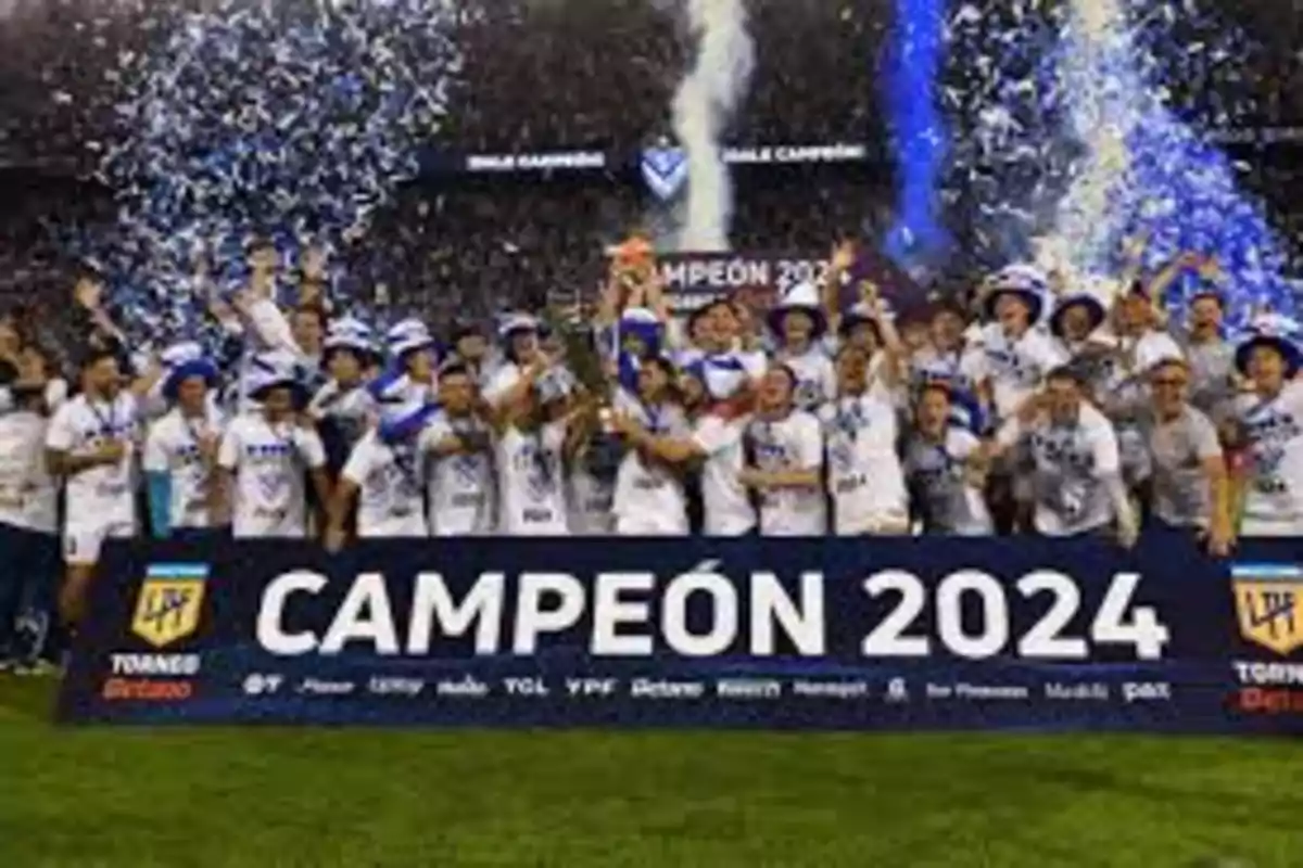 Un equipo de fútbol celebra su victoria como campeones del torneo 2024 con confeti y trofeo en mano.