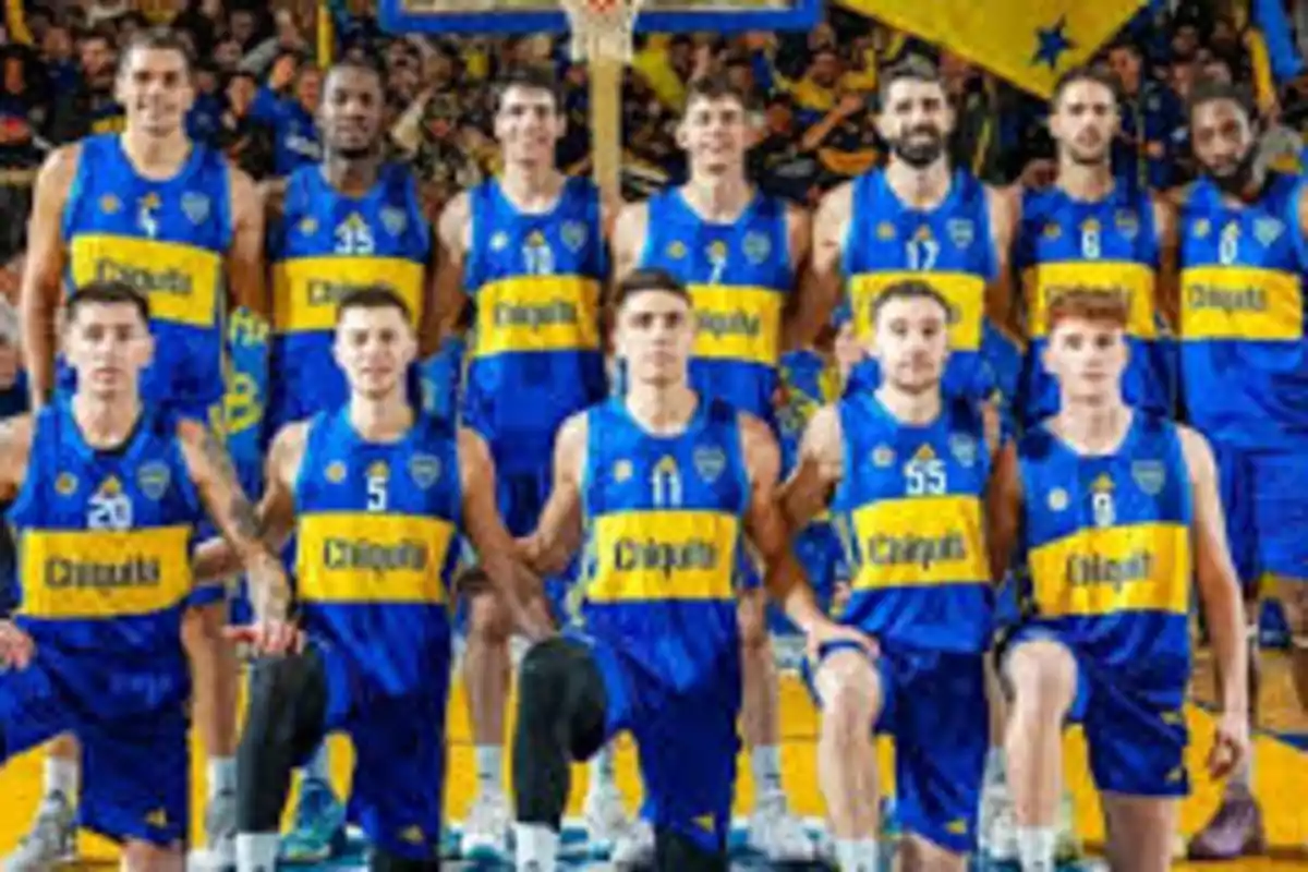 Un equipo de baloncesto posando en la cancha con uniformes azules y amarillos.