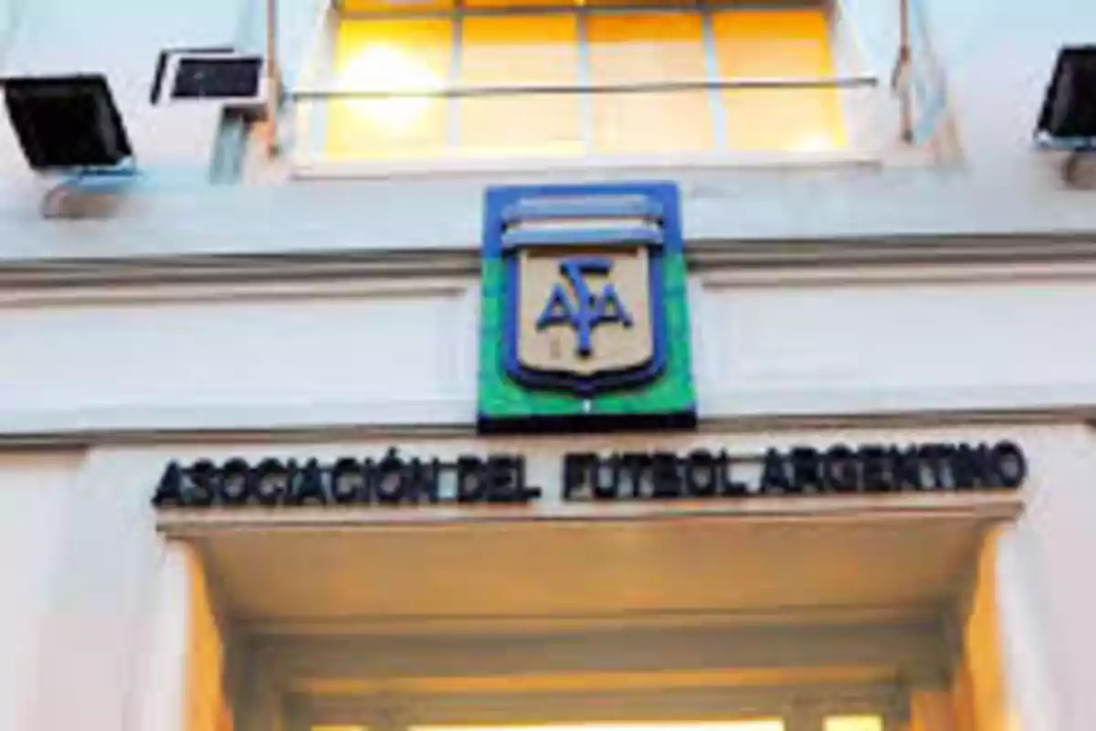 Fachada de un edificio con el escudo de la Asociación del Fútbol Argentino sobre la entrada principal.