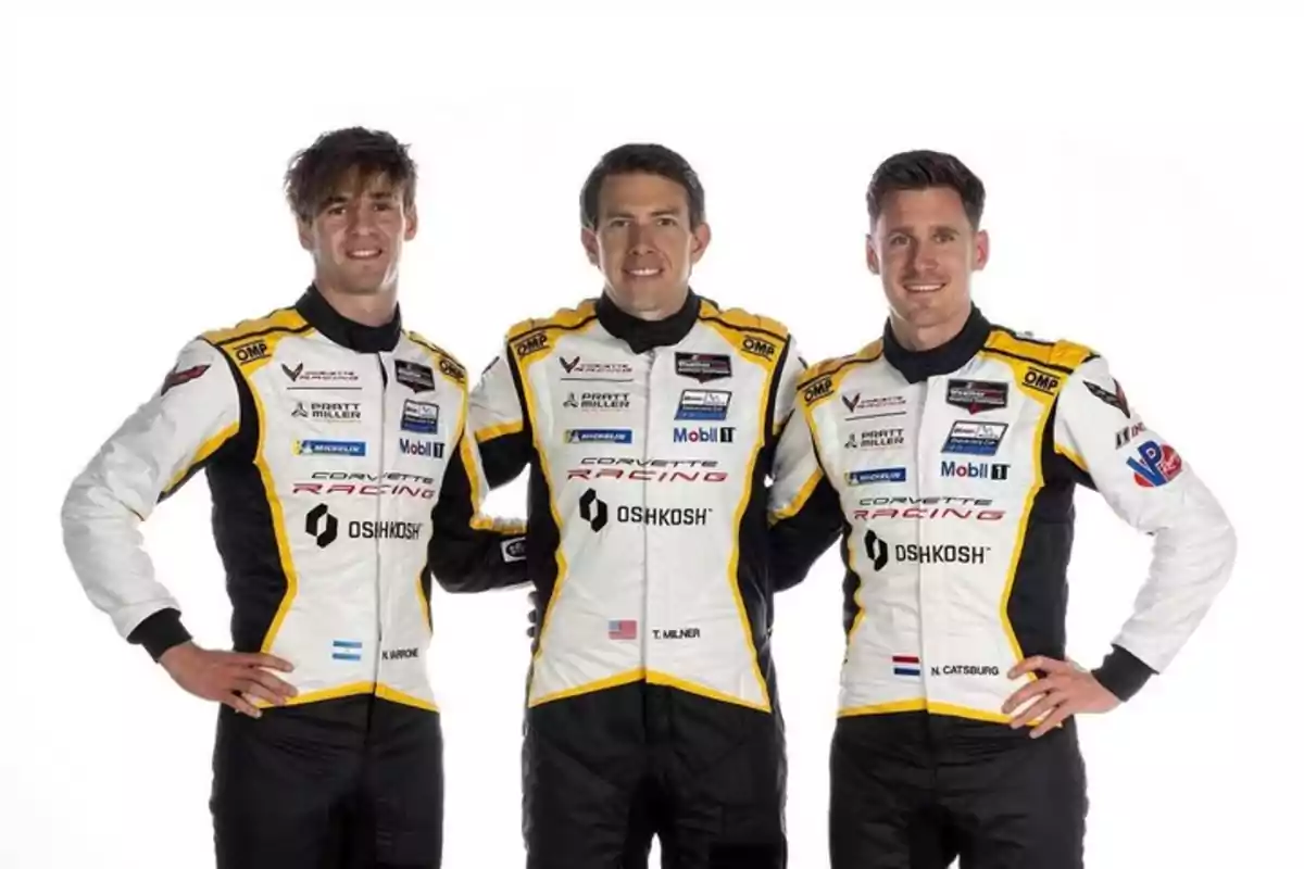 Tres pilotos de automovilismo con trajes de carreras de Corvette Racing posan juntos sonriendo.