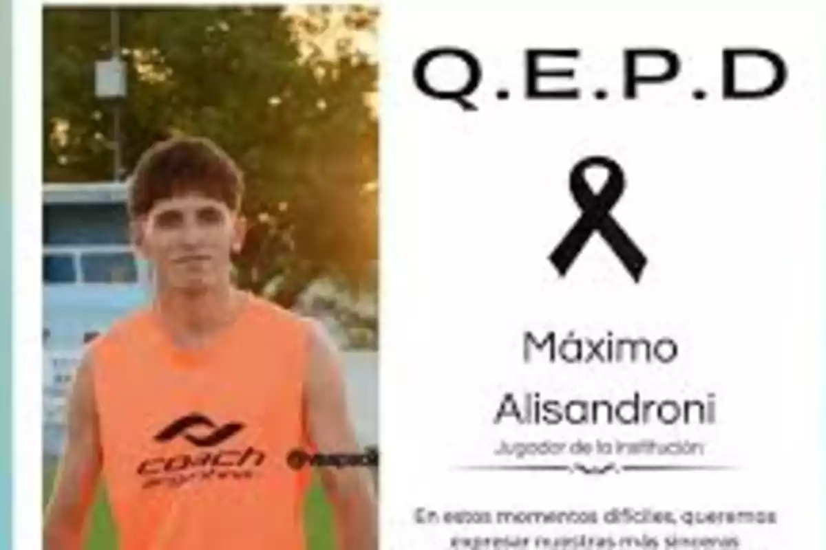 Un joven con camiseta deportiva naranja está a la izquierda de una imagen conmemorativa que tiene un lazo negro y las letras Q.E.P.D. a la derecha.