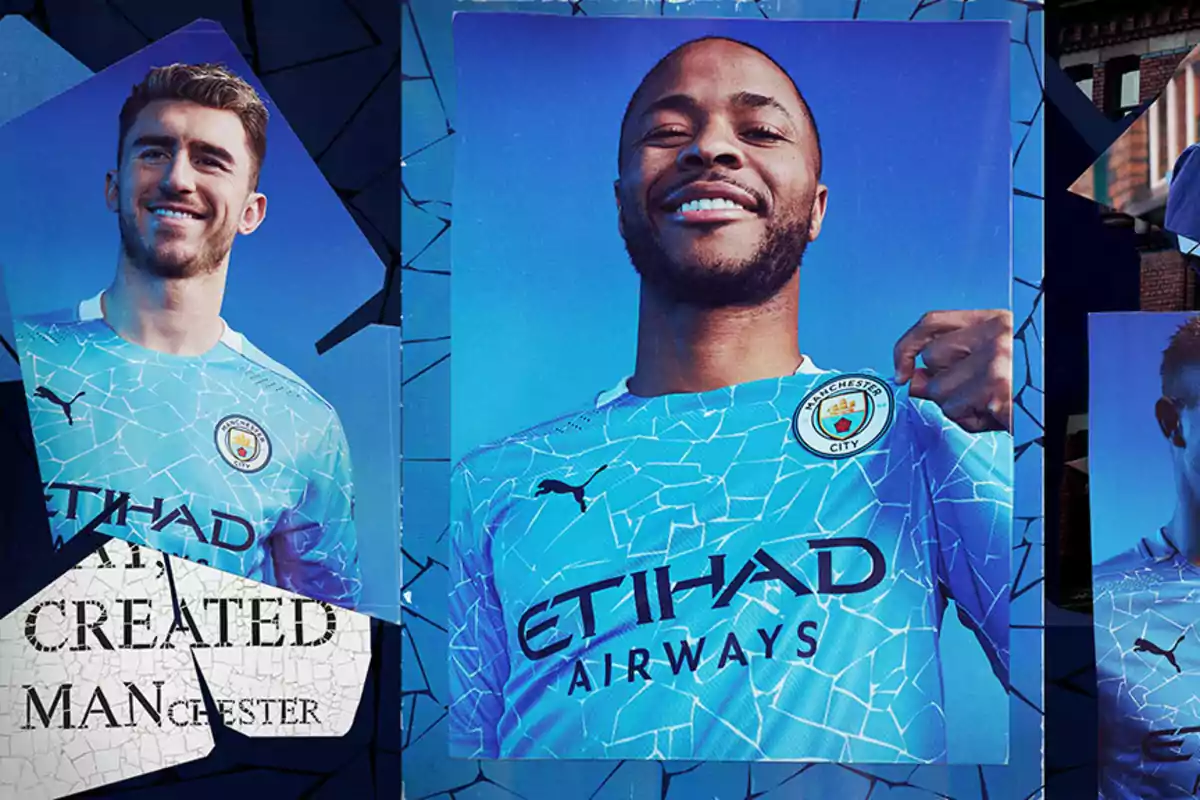 Dos jugadores del Manchester City posan con la camiseta del equipo en un fondo azul.