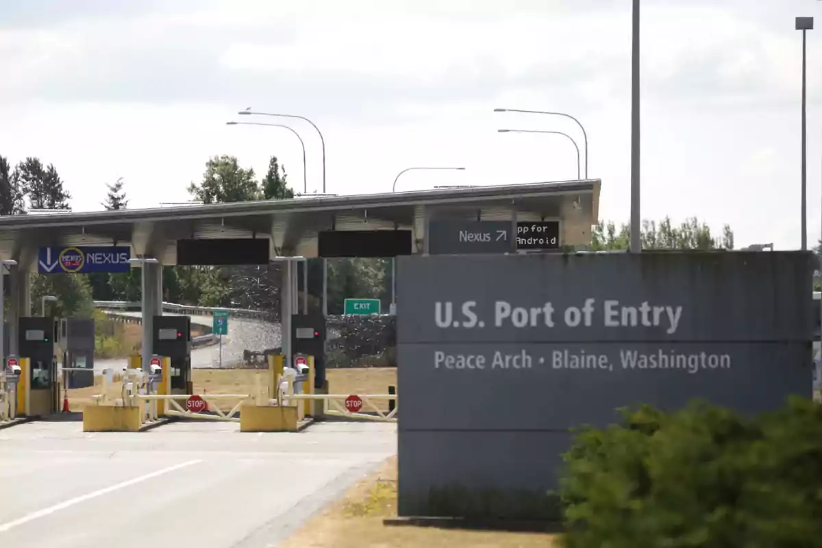 Entrada al puerto fronterizo de Estados Unidos en Peace Arch, Blaine, Washington, con carriles de acceso y señalización de Nexus.