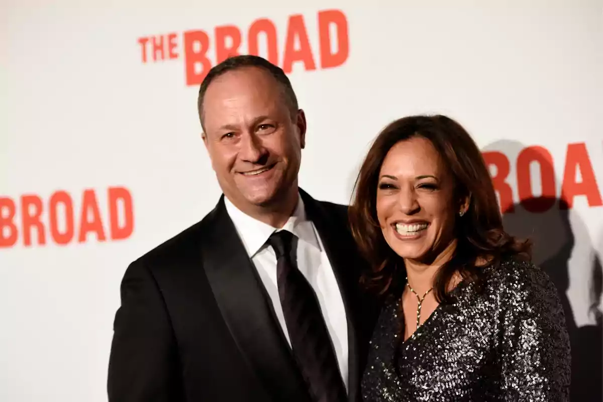 Dos personas sonrientes posan juntas en un evento con un fondo que dice "The Broad".