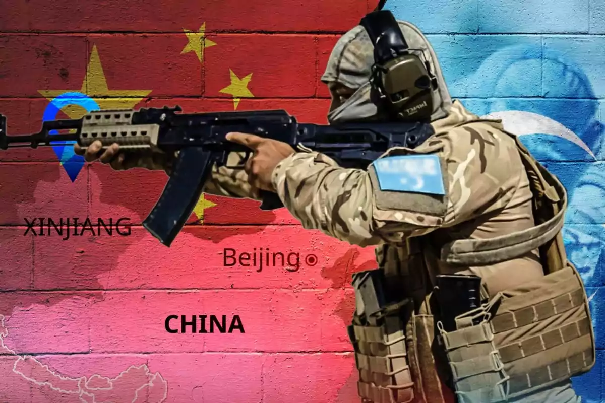 Un soldado armado con un rifle frente a un mural con el mapa de China y la bandera de Xinjiang.