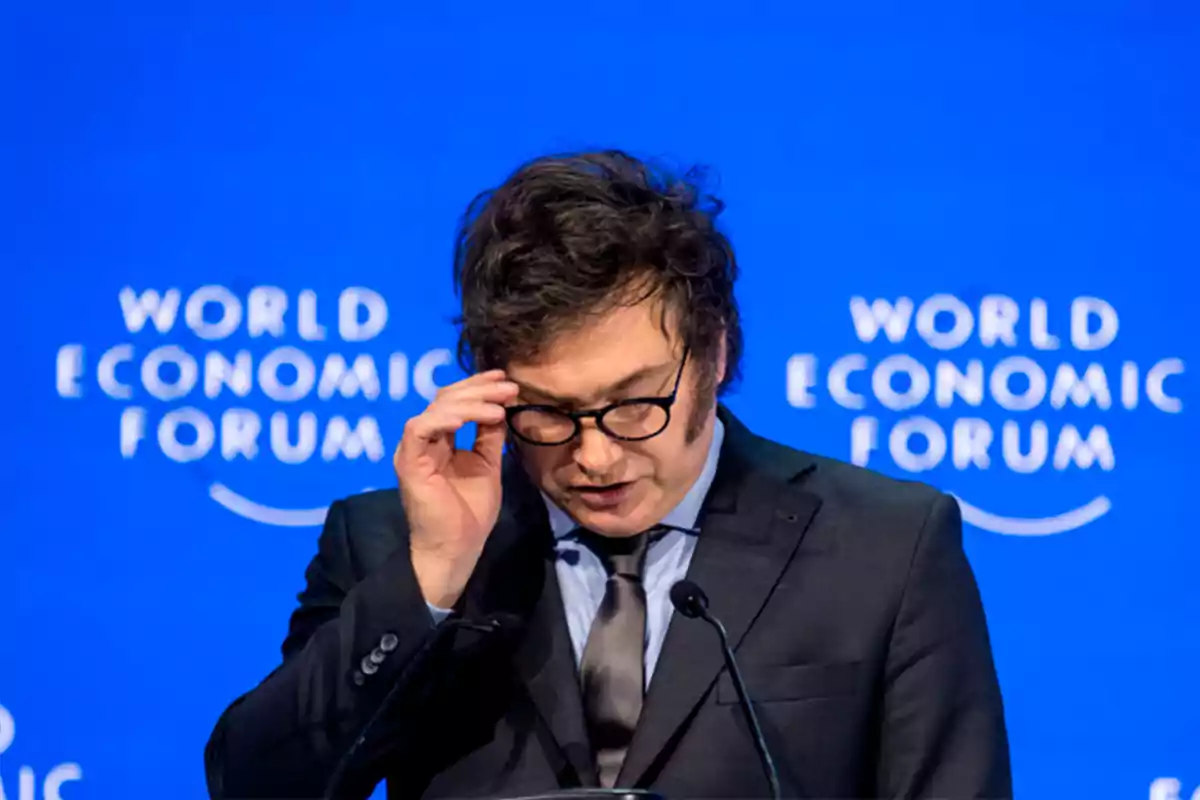 Persona hablando en un podio con fondo azul del World Economic Forum.