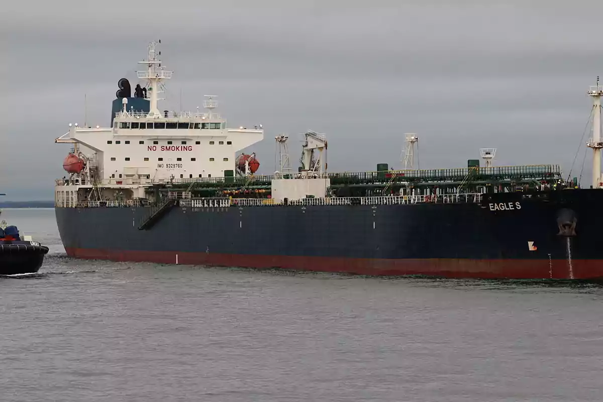 Un gran buque petrolero navegando en el mar con un cielo nublado.