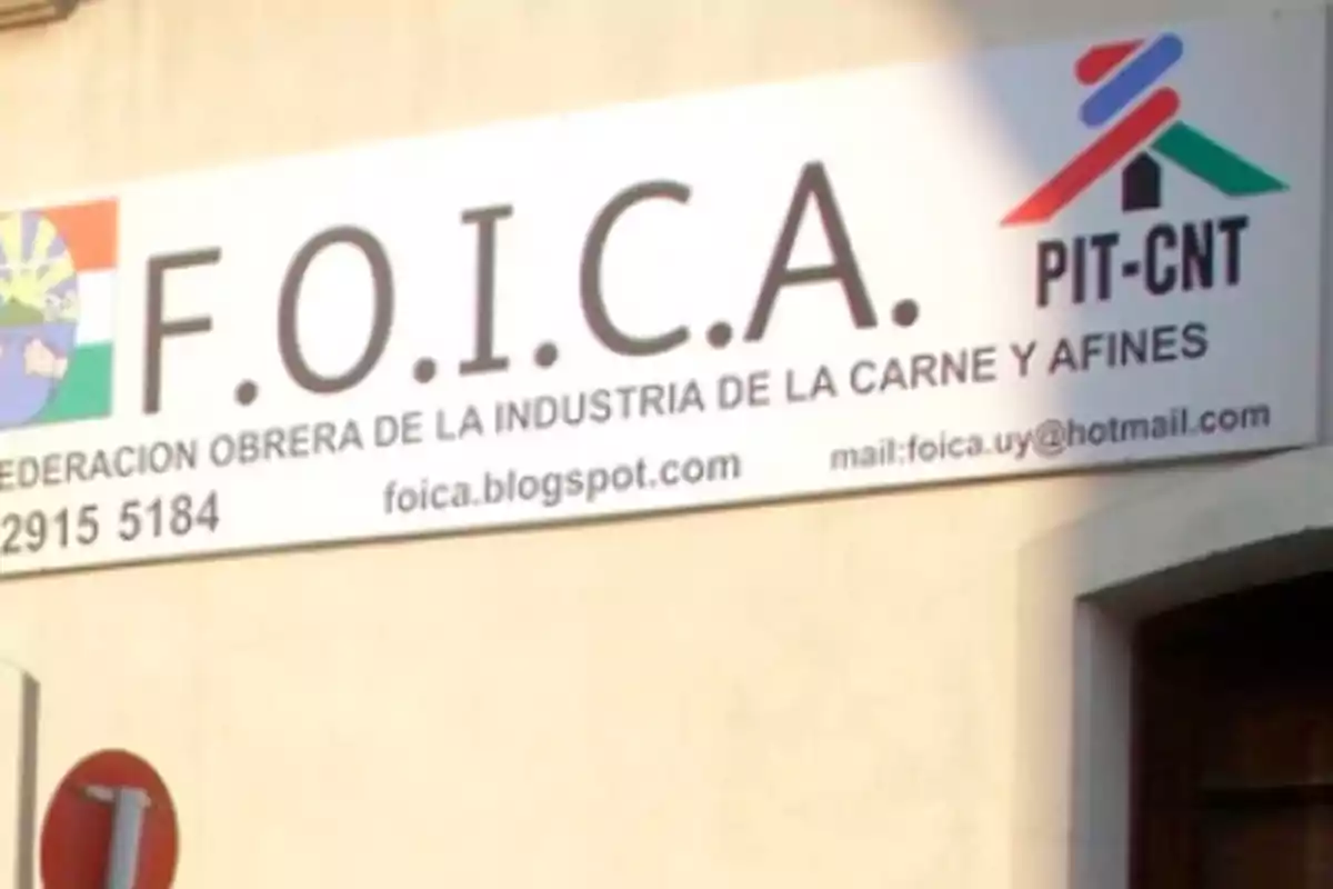 Un cartel de la Federación Obrera de la Industria de la Carne y Afines con el logo de PIT-CNT y un número de contacto.