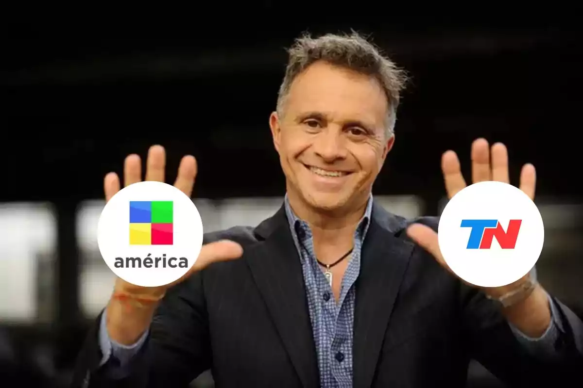 Un hombre sonriente con las manos levantadas, cada una con un logo de canal de televisión.