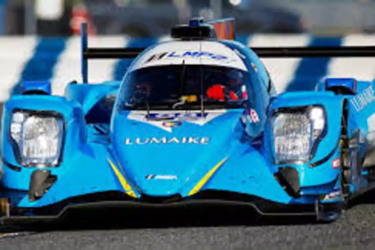 Un auto de carreras azul en la pista.