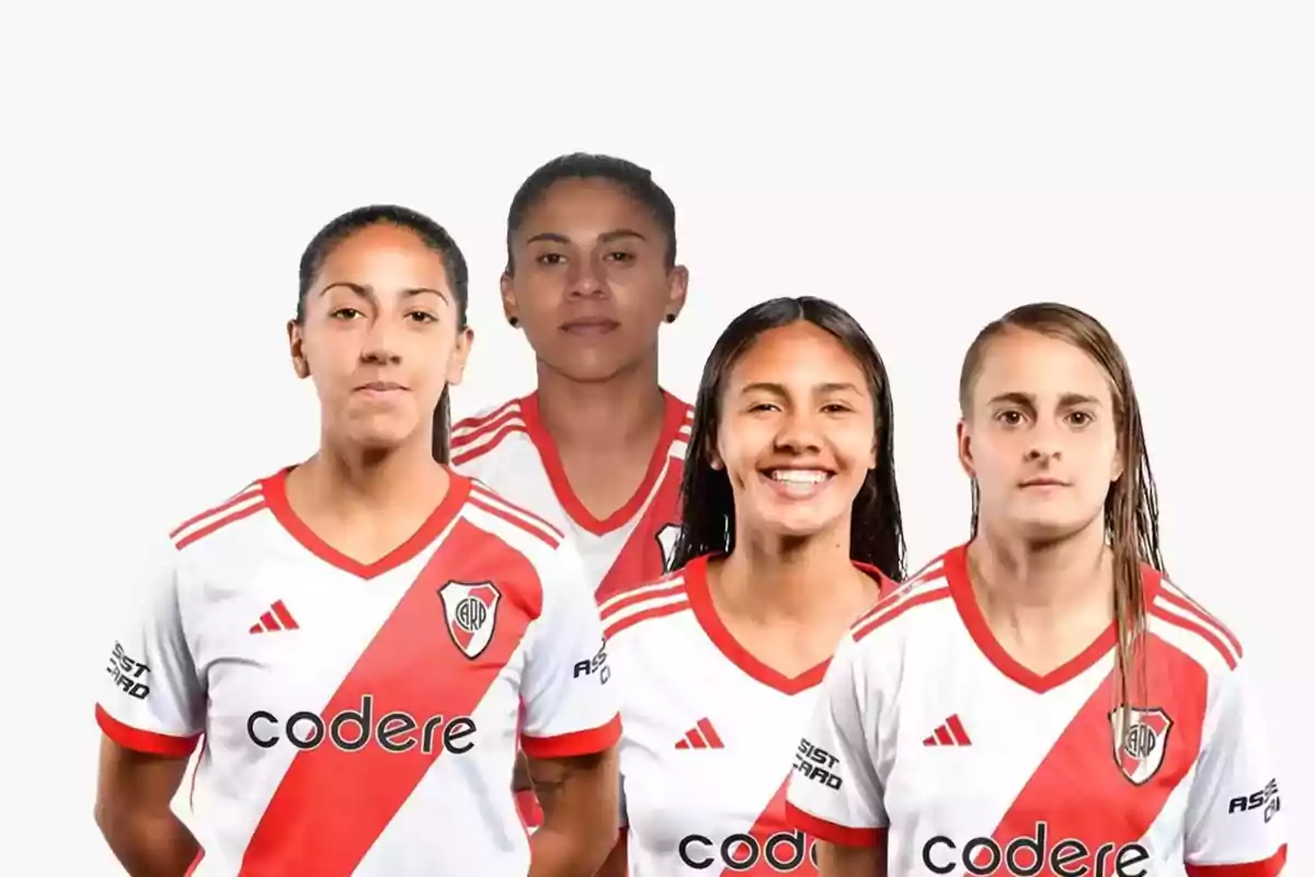 Cuatro jugadoras de fútbol con camisetas blancas y rojas posan juntas.