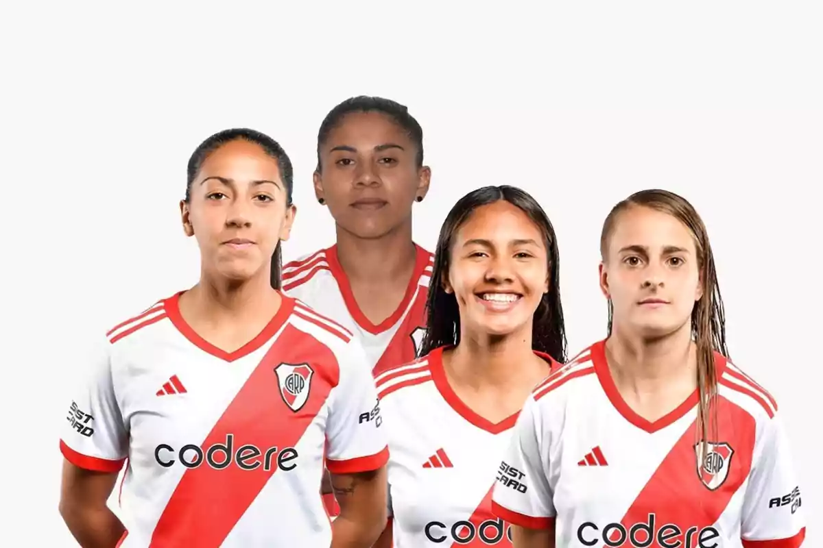 Cuatro jugadoras de fútbol con camisetas blancas y rojas posan juntas frente a un fondo blanco.