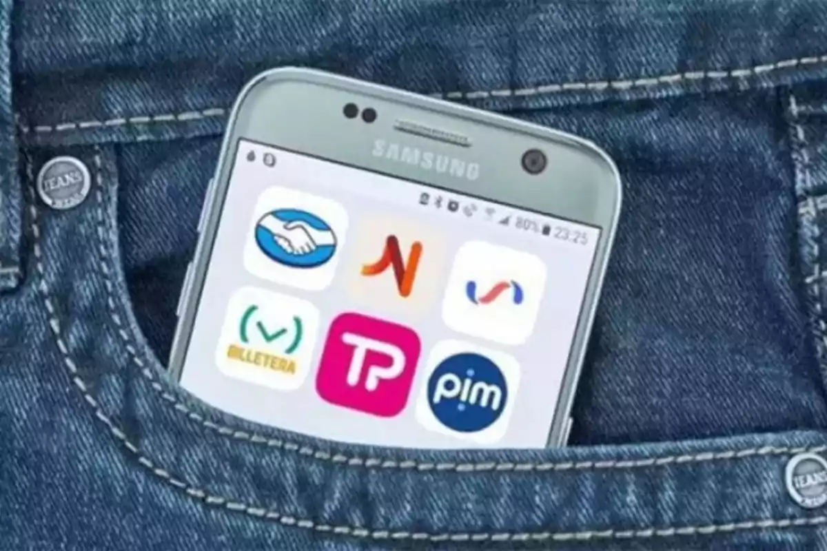 Teléfono Samsung en el bolsillo de un pantalón de mezclilla mostrando varias aplicaciones en la pantalla.