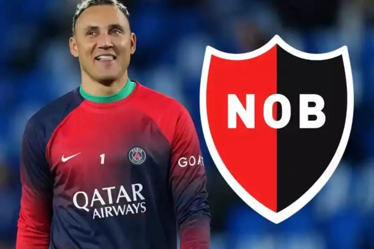 Un jugador de fútbol con un uniforme de portero del PSG sonríe mientras está de pie junto a un escudo con las letras "NOB".