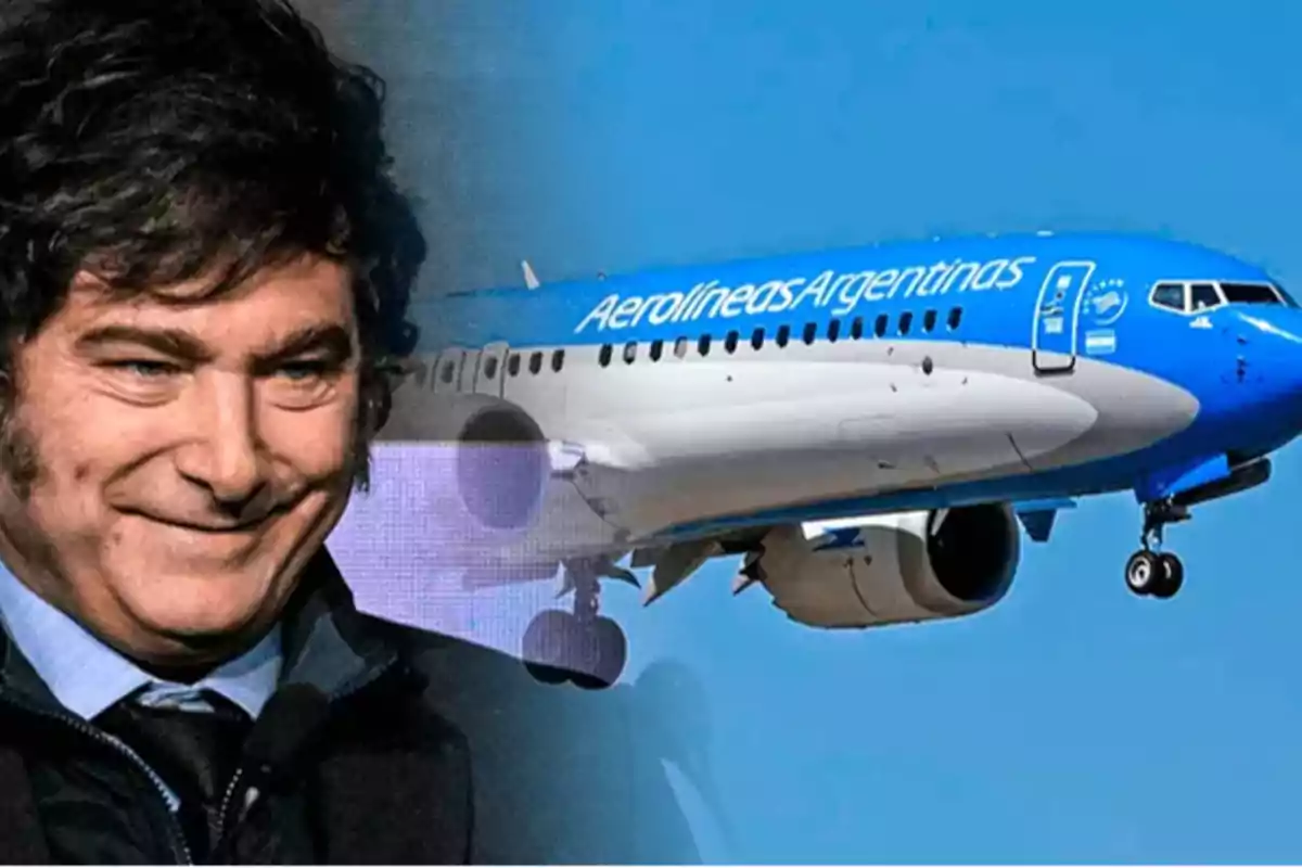 Un hombre sonriente junto a un avión de Aerolíneas Argentinas en el cielo azul.