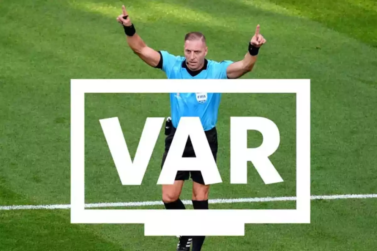 Árbitro en el campo de fútbol señalando hacia arriba con la palabra "VAR" superpuesta.