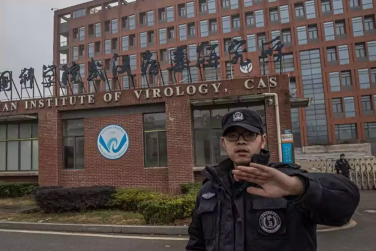 Un guardia de seguridad frente al Instituto de Virología de Wuhan.