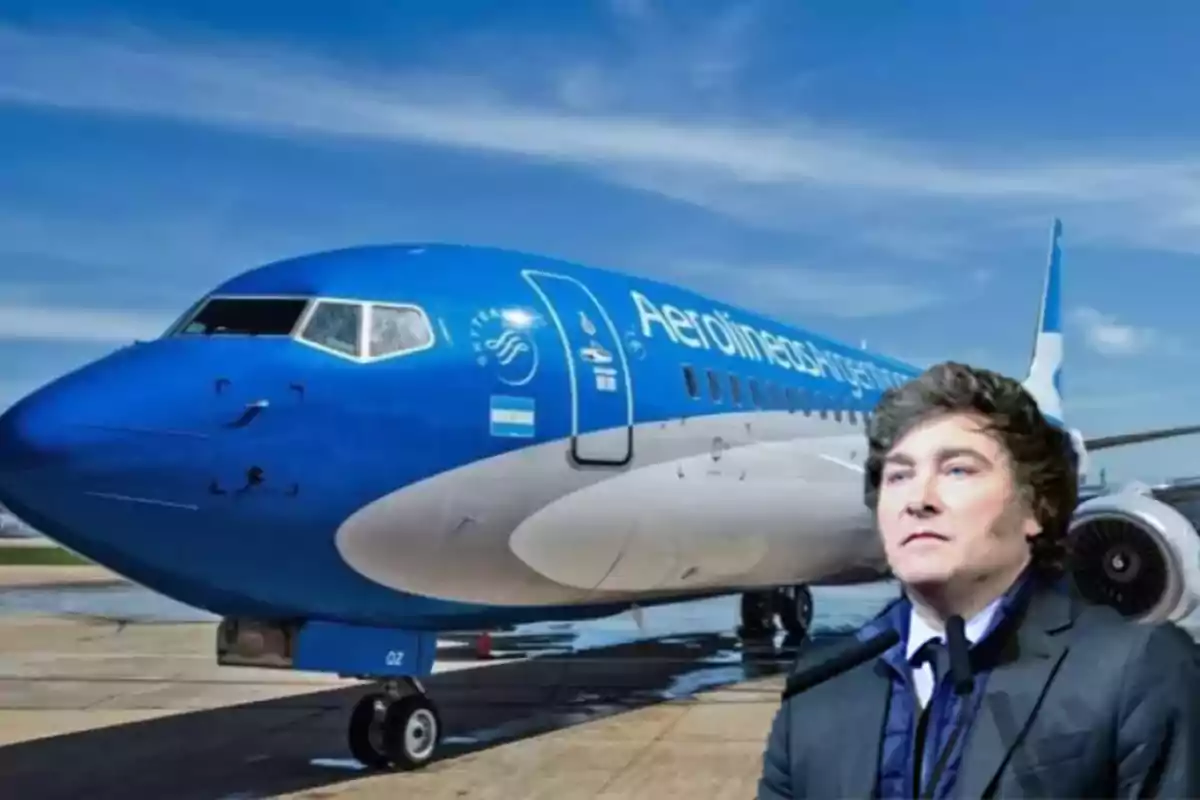 Un avión de Aerolíneas Argentinas en un aeropuerto con una persona de pie al frente.