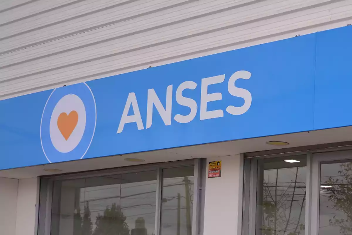 Fachada de una oficina de ANSES con un cartel azul y un corazón naranja.