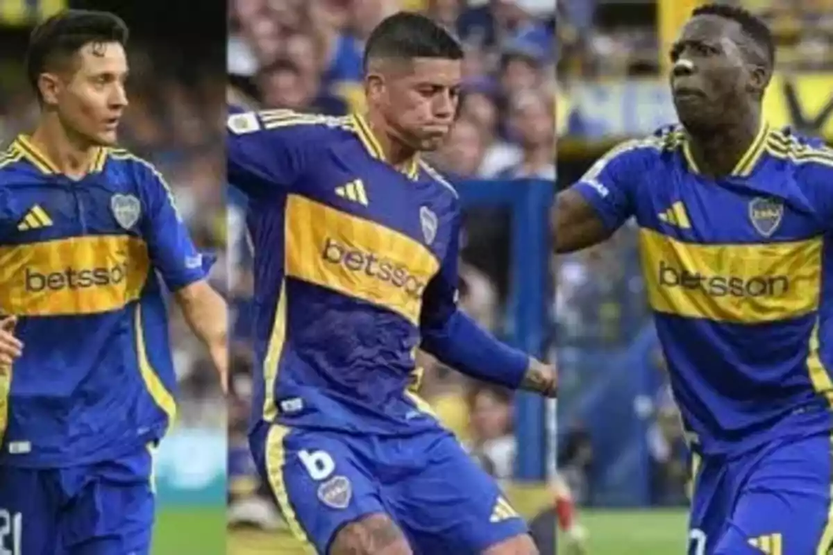 Tres jugadores de fútbol con el uniforme azul y amarillo de Boca Juniors en el campo de juego.