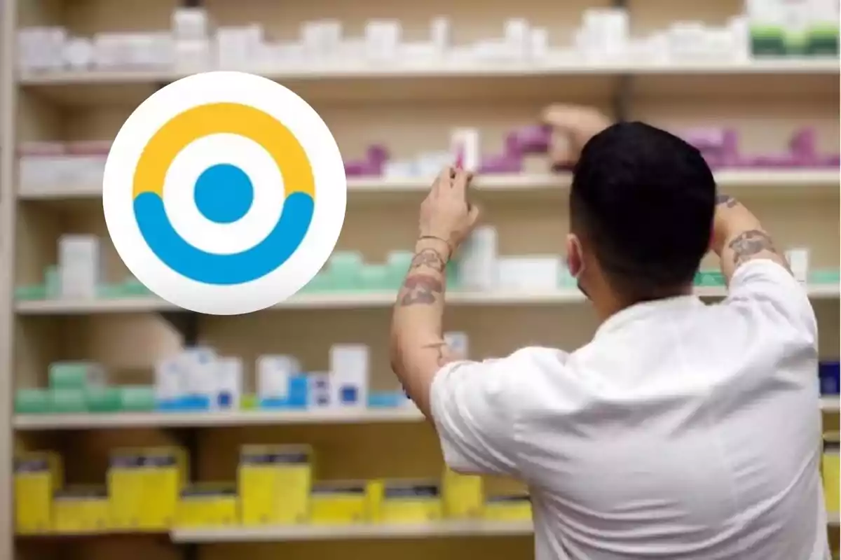 Persona organizando medicamentos en estantes de una farmacia con un logotipo circular en la esquina izquierda.