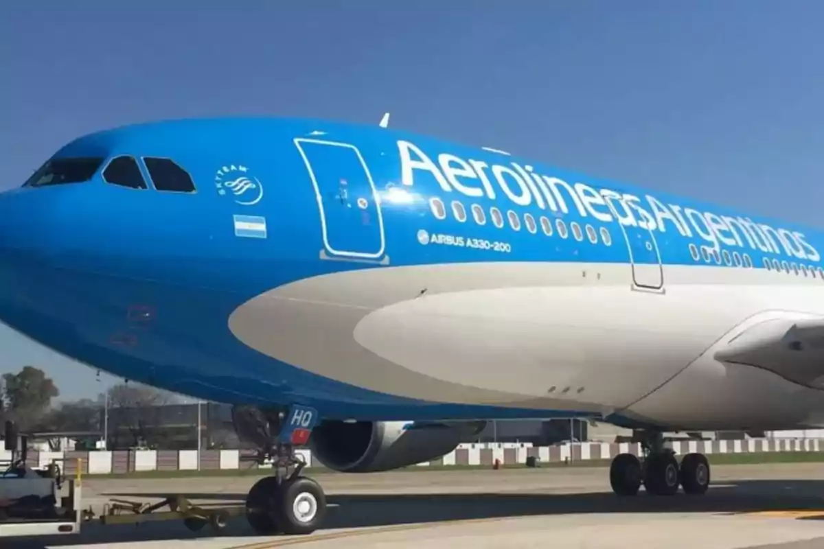 El CEO de Aerolíneas Argentinas redujó la plantilla un 13% y advirtió a sindicalistas