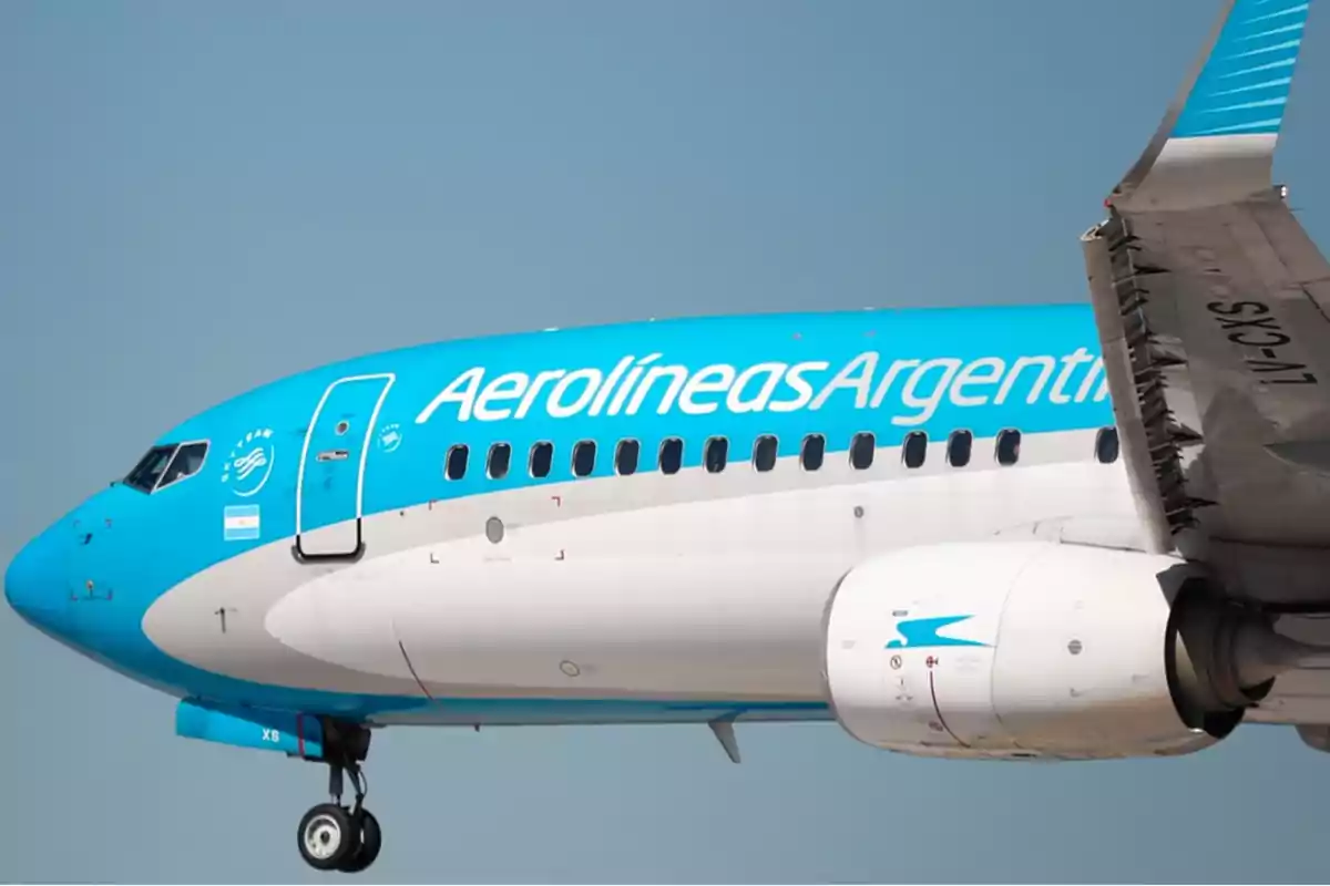 Avión de Aerolíneas Argentinas en vuelo.