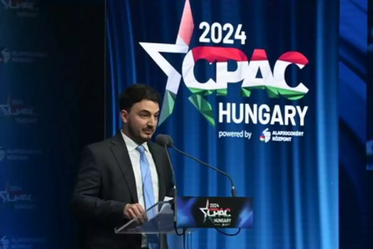 Un hombre en traje habla en un podio durante el evento CPAC 2024 en Hungría.