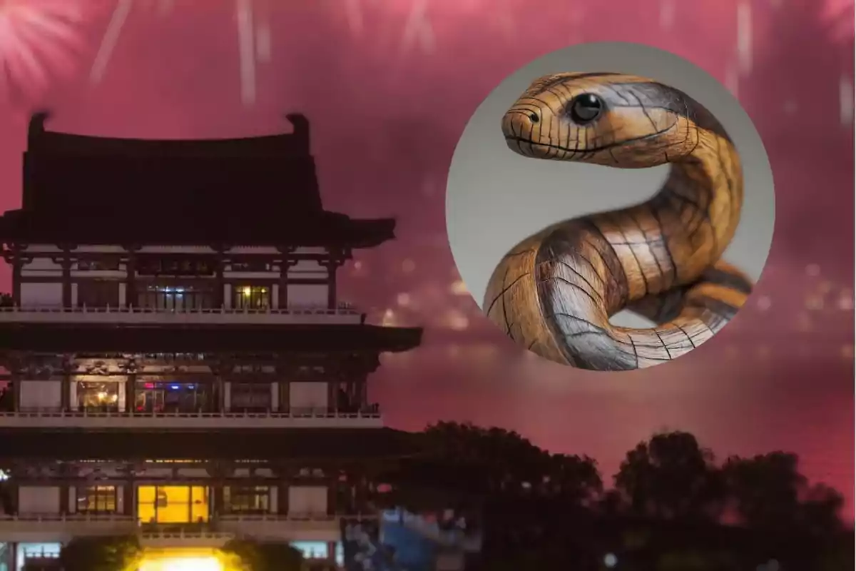 Un edificio tradicional iluminado con fuegos artificiales en el cielo y un primer plano de una escultura de serpiente de madera, representando al animal del zodiaco Chino para el año 2025.