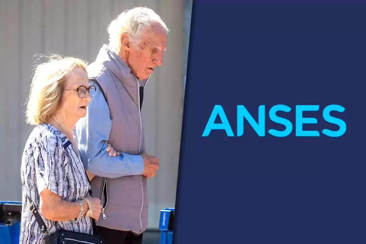 Una pareja de personas mayores caminando al lado de un cartel que dice ANSES.