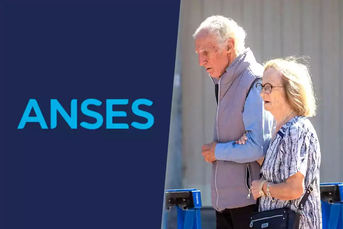 Una pareja de personas mayores caminando al aire libre junto al logotipo de ANSES.