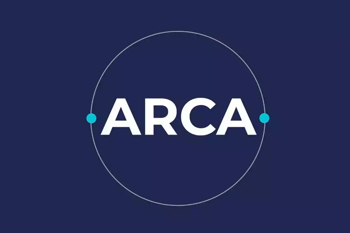 Logo de ARCA en letras blancas dentro de un círculo azul oscuro con dos puntos celestes, quienes tendrán otro régimen de control de transferencias para billeteras virtuales en diciembre 2024.