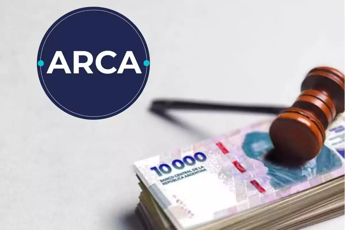 Un mazo de juez sobre un fajo de billetes de 10,000 pesos argentinos junto al logotipo de ARCA en un fondo gris, representando los embargos impulsados por la Agencia de Recaudación (ARCA)