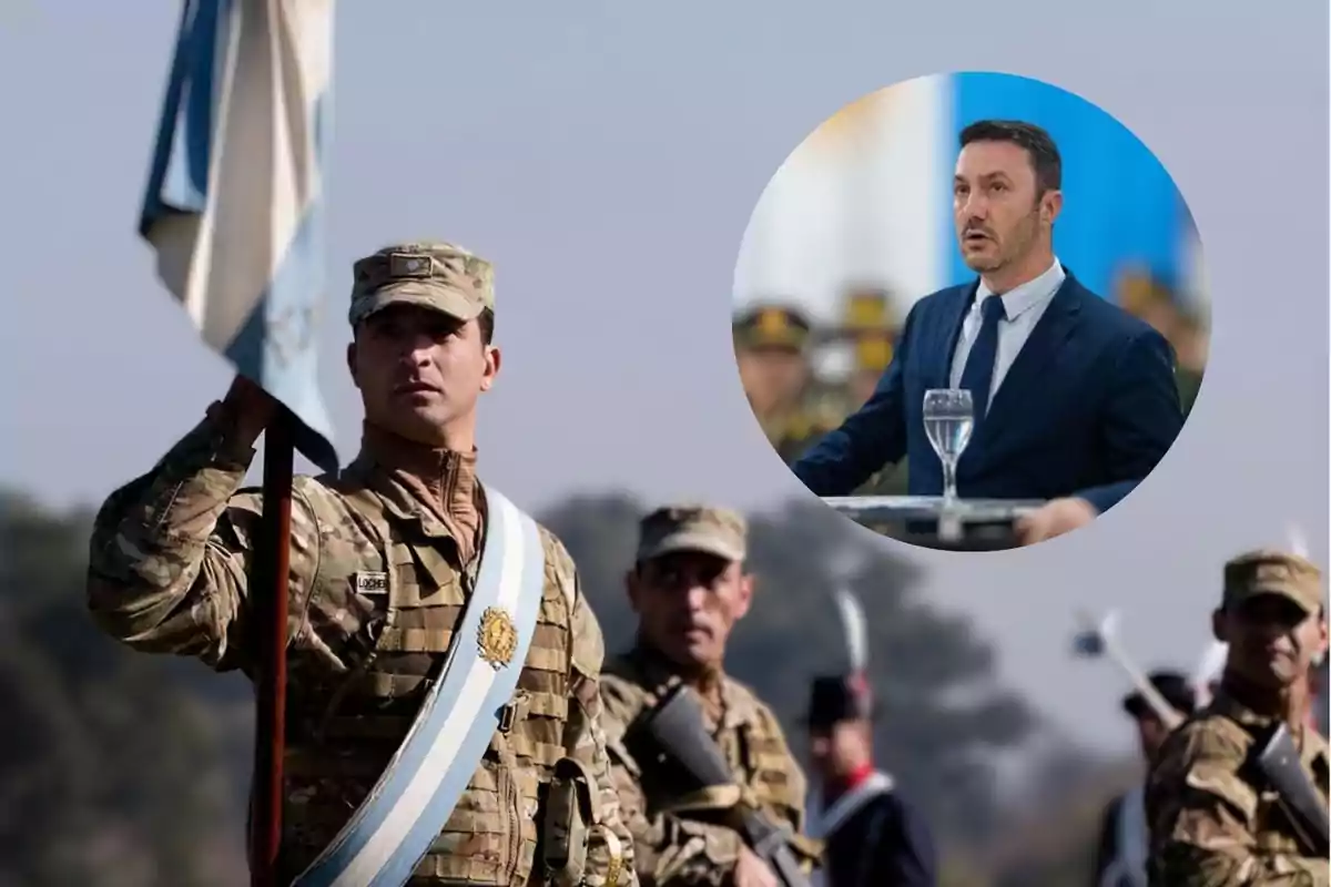 Un soldado en uniforme militar sostiene una bandera mientras otros soldados están en formación y un hombre en traje habla en un podio en un recuadro.