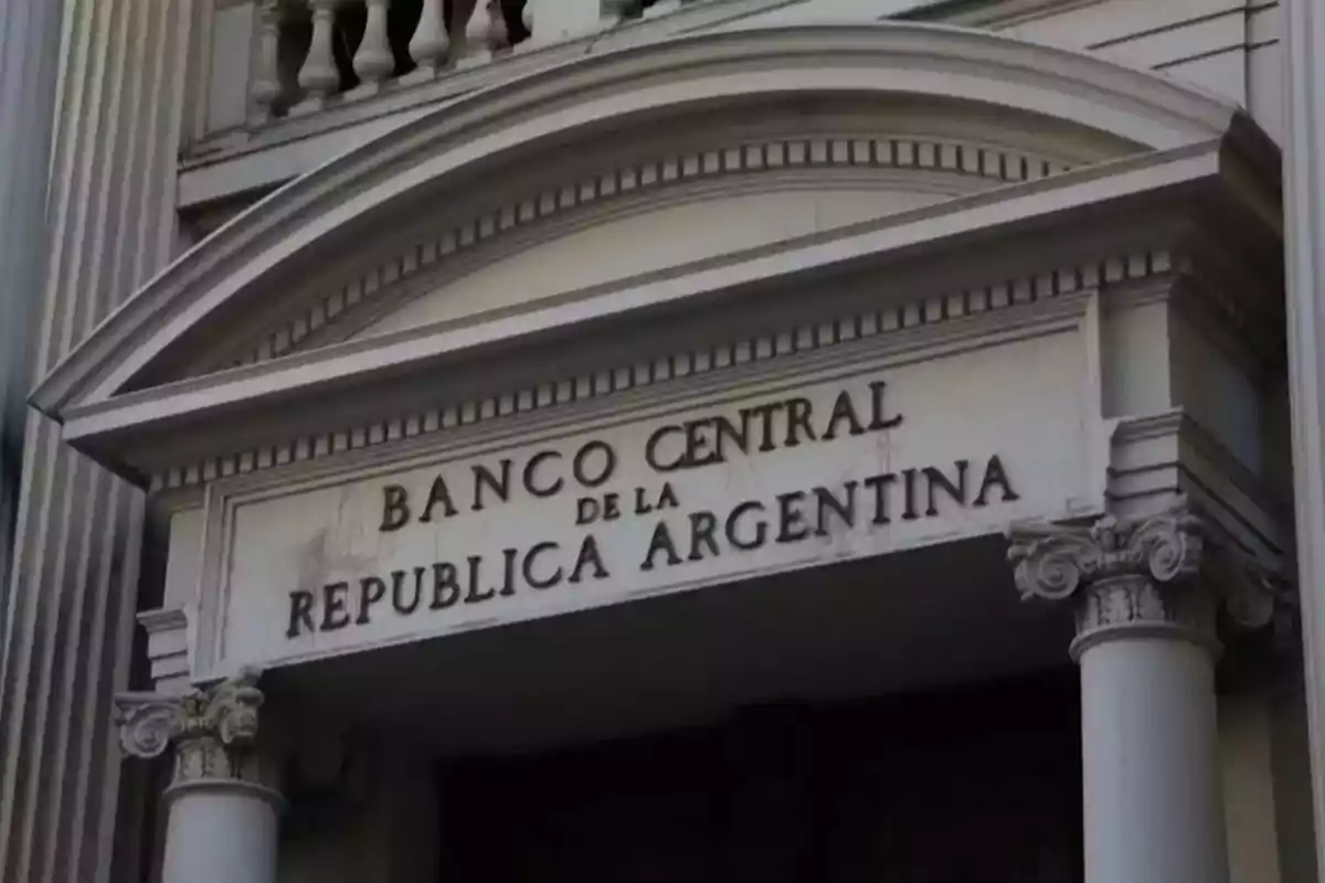 Fachada del Banco Central de la República Argentina con columnas y arquitectura clásica.