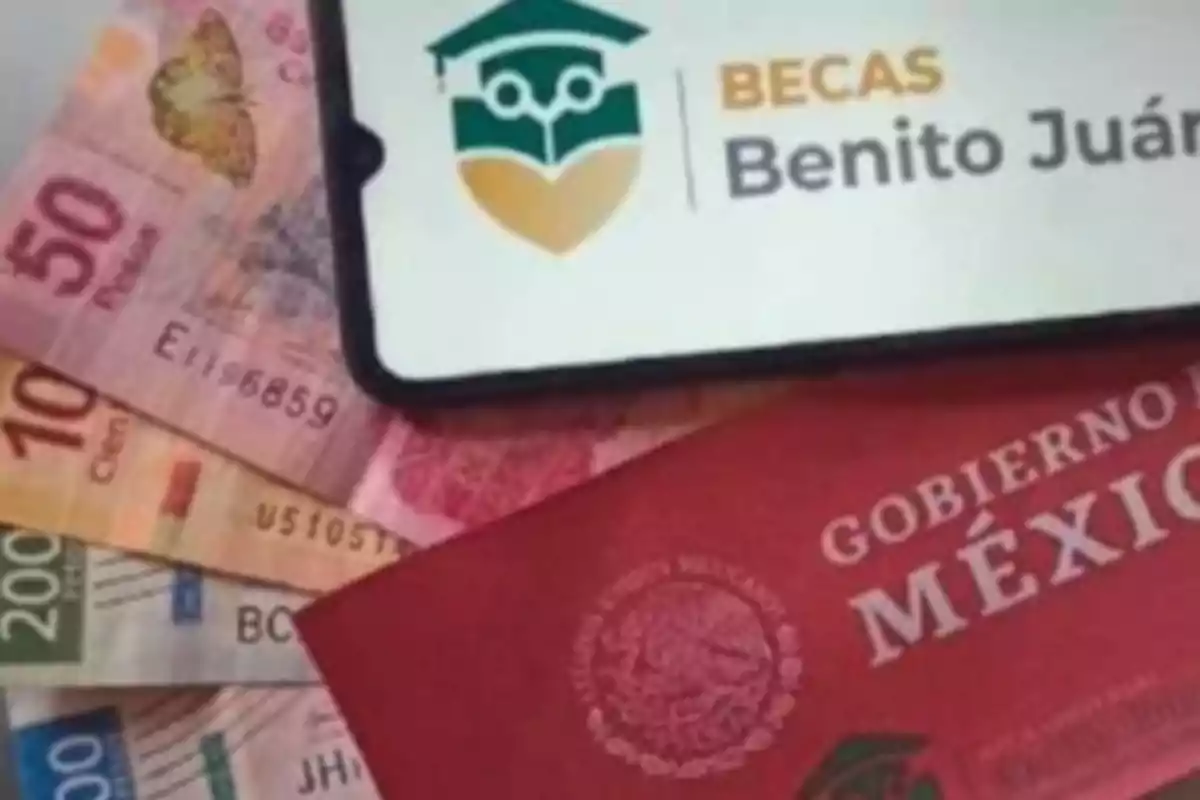 Un teléfono muestra el logo de las Becas Benito Juárez junto a billetes de pesos mexicanos y un documento rojo del Gobierno de México.