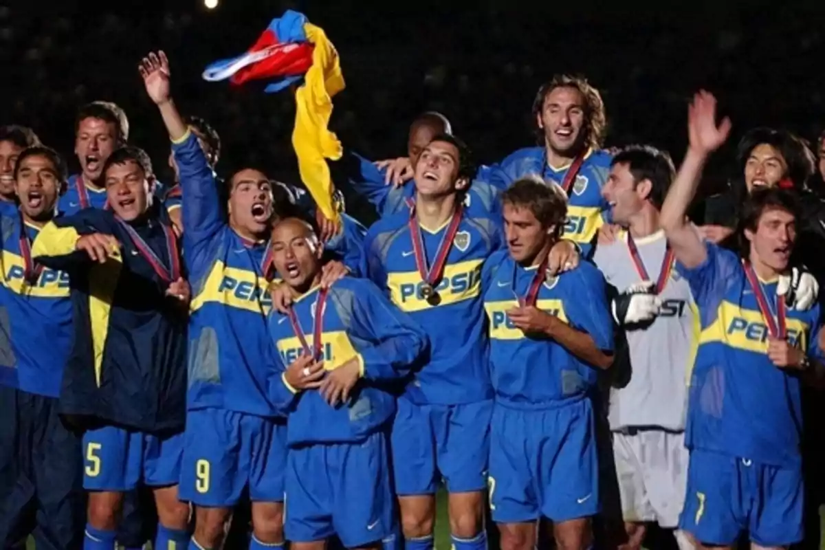 Jugadores de fútbol celebrando con medallas y camisetas azules con el logo de Pepsi.