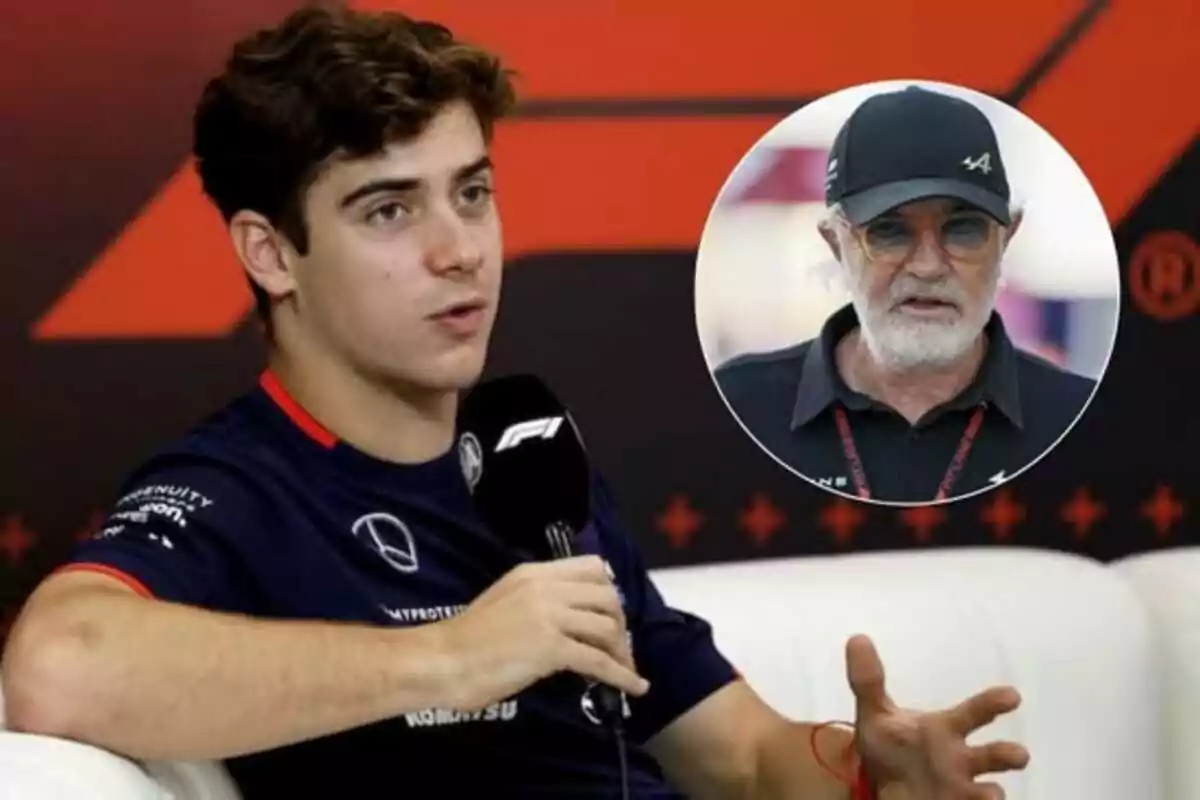 Un joven con camiseta de equipo de carreras habla en una entrevista mientras sostiene un micrófono de F1, en la esquina superior derecha hay un recuadro con la imagen de un hombre mayor con barba y gorra.