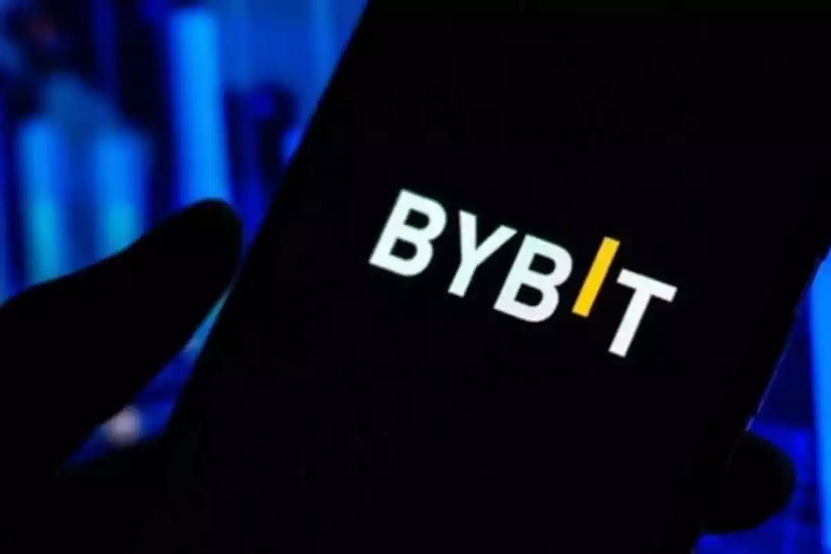 Pantalla de un dispositivo móvil mostrando el logo de Bybit en un fondo oscuro con luces azules difuminadas.