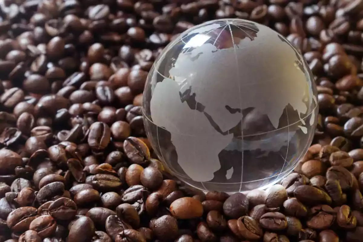 Un globo de cristal sobre granos de café tostados.