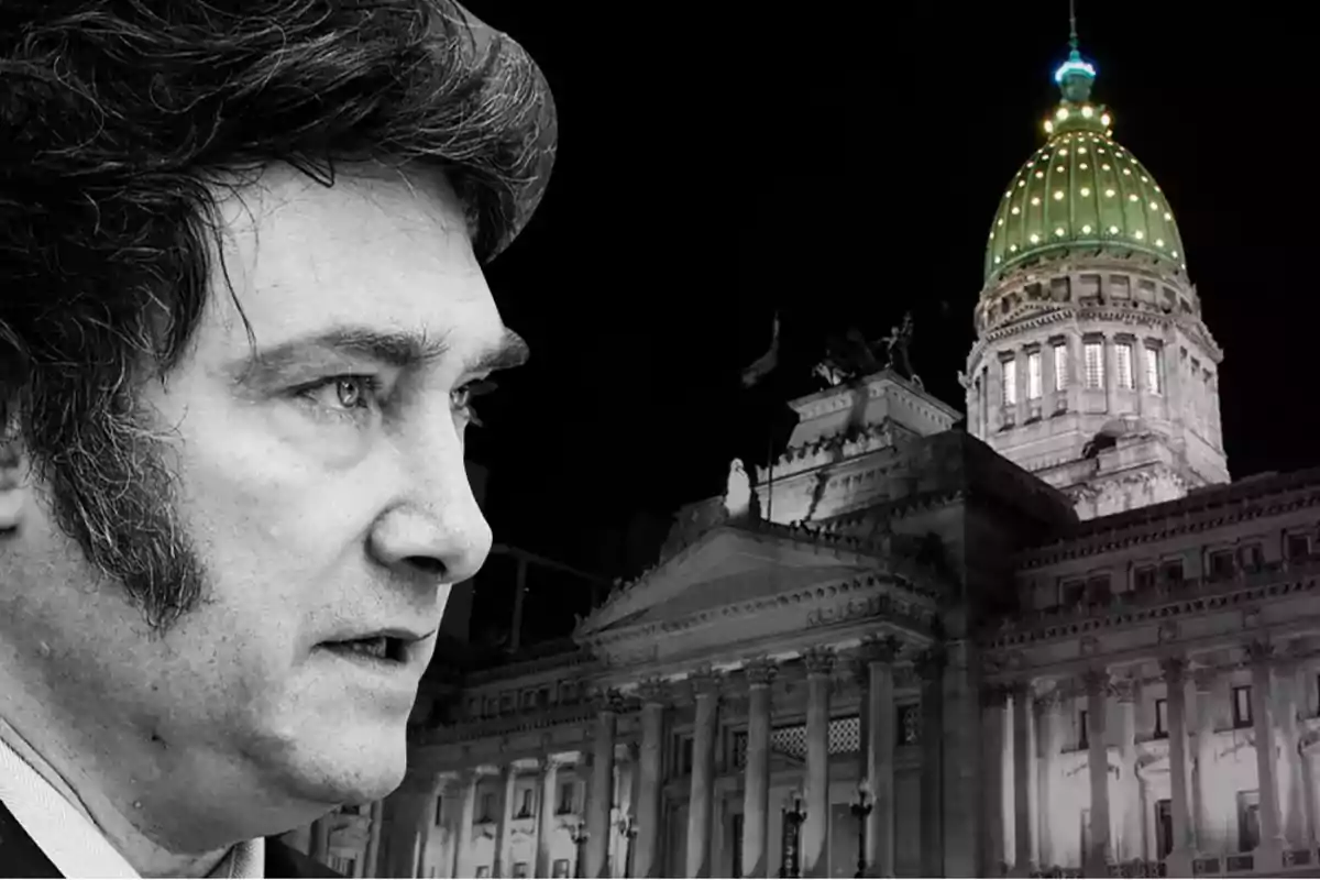 Retrato en blanco y negro de un hombre con patillas prominentes y cabello oscuro, con el edificio del Congreso Nacional de Argentina iluminado de fondo.