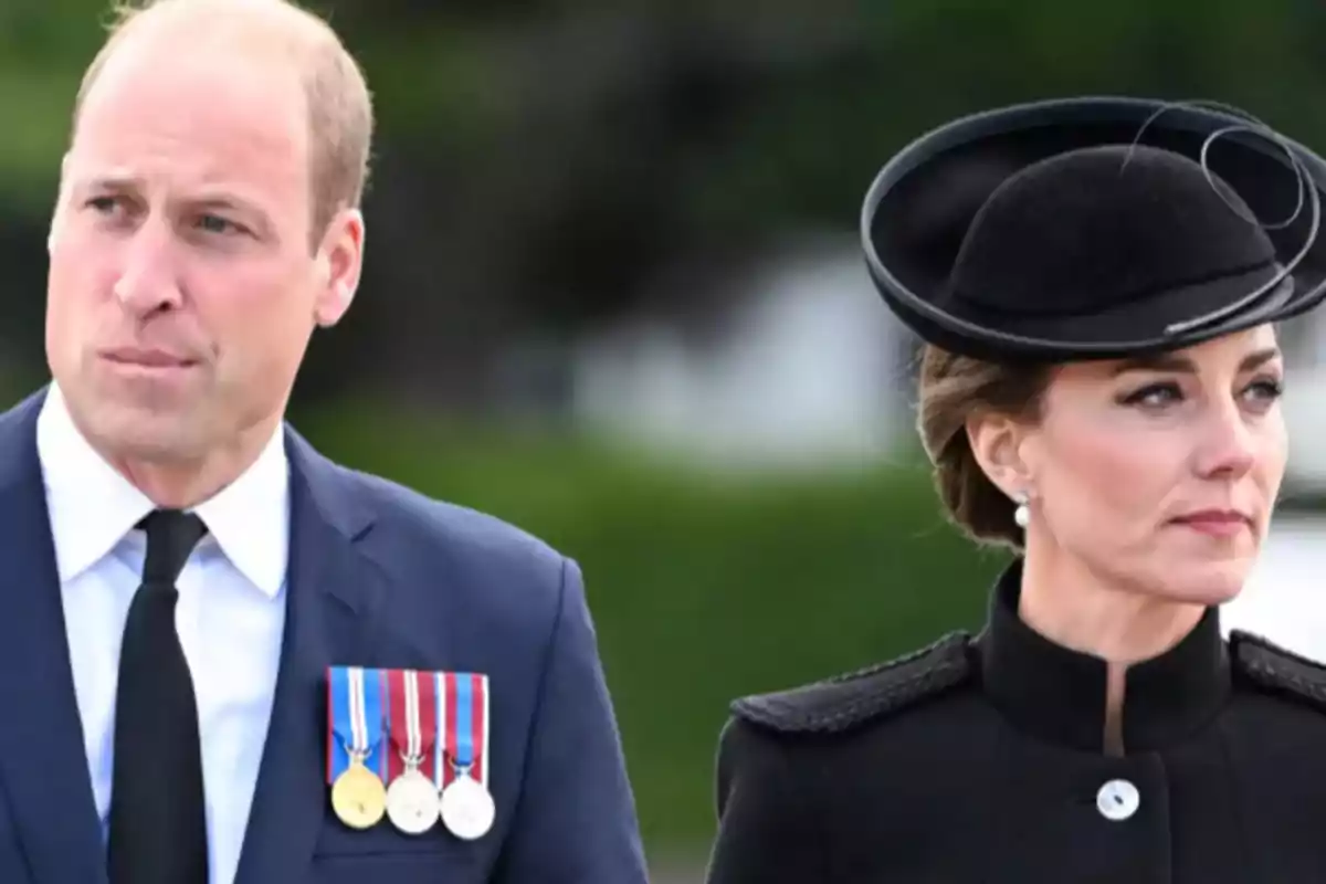 Dos personas vestidas de manera formal, una con medallas en el traje y la otra con un sombrero elegante, en un entorno al aire libre.