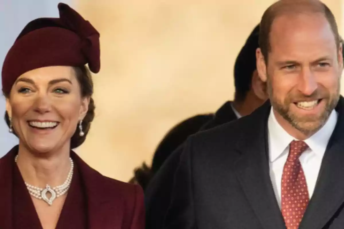 Una pareja sonriente vestida elegantemente en un evento formal.