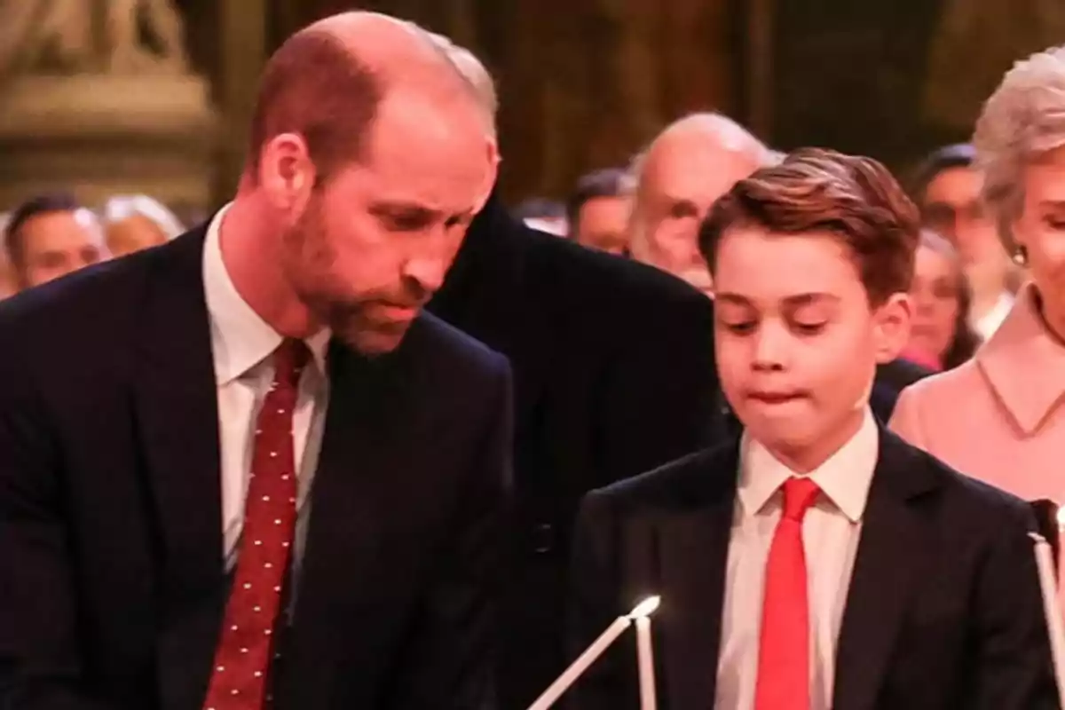 Un hombre y un niño vestidos de traje en un evento formal con velas.