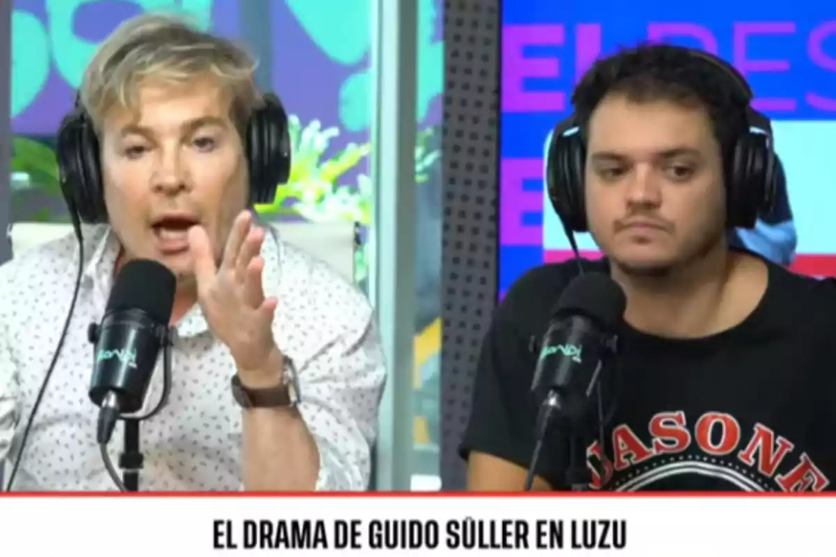 Dos personas con auriculares hablando en un programa de radio.