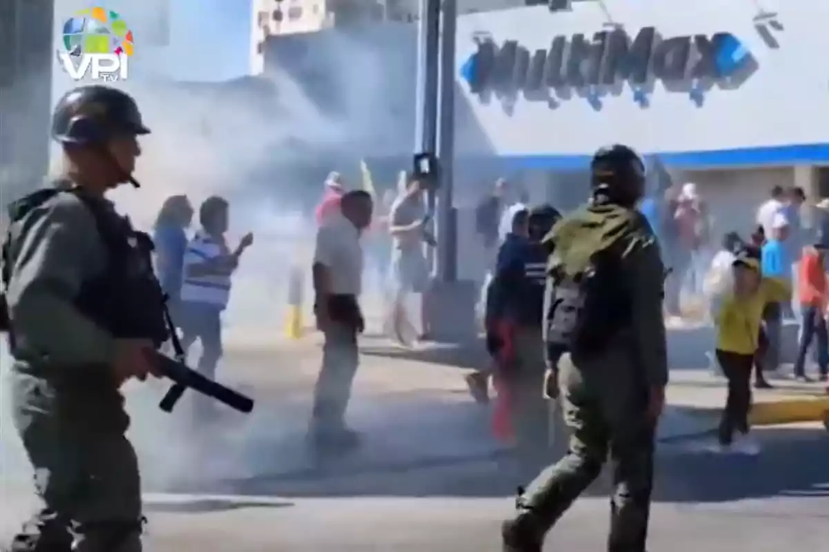 Personas y fuerzas de seguridad en una calle con humo en el aire frente a una tienda MultiMax.